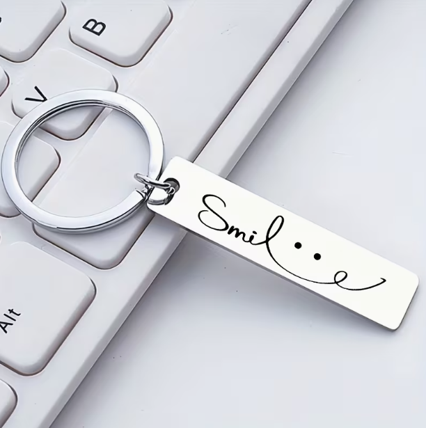 Брелок с надписью Smile Улыбка серебристый (5 см)